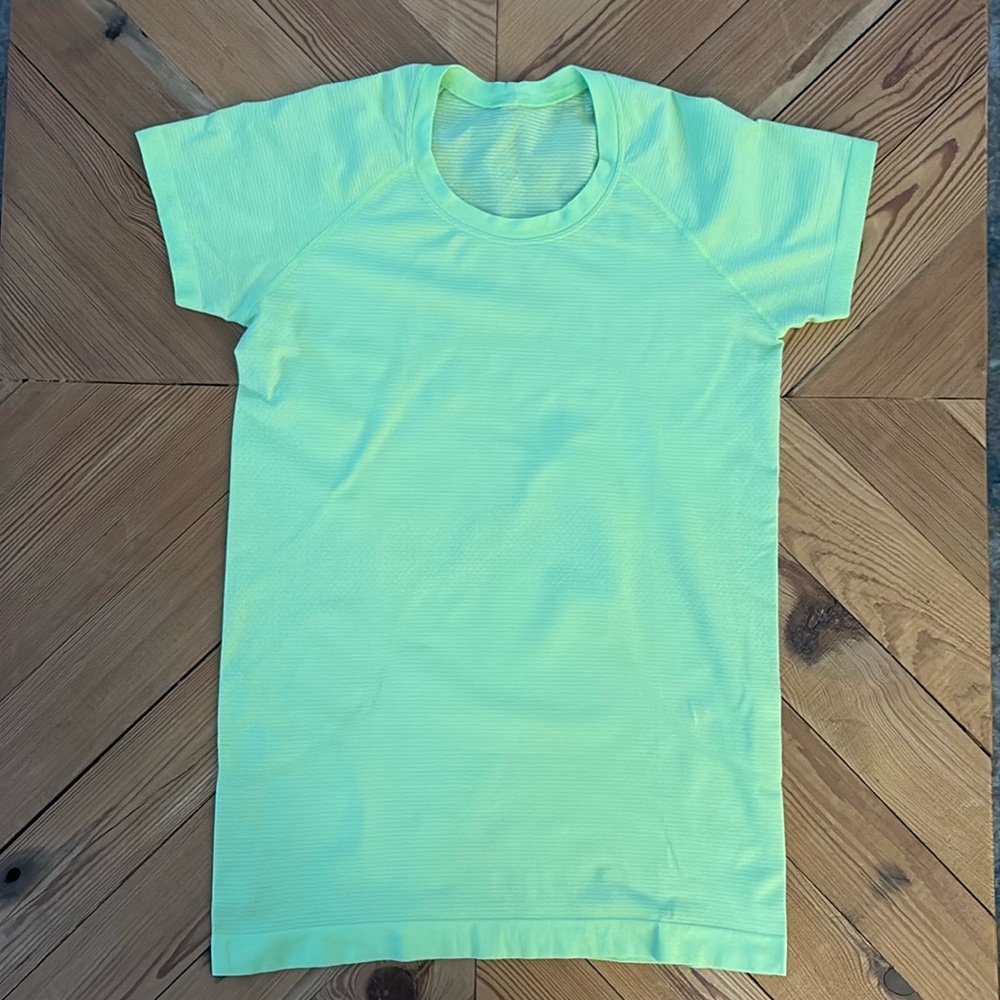Lululemon swiftly tech 2.0 shirt, size 8